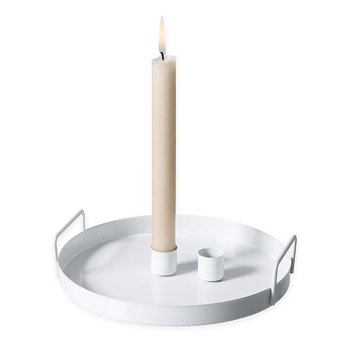 Eine beige Halbach Stabkerze brennt auf einem weißen Metalltablett mit Griffen. Das Tablett hat einen weißen Kerzenhalter und einen weiteren, unbenutzten Halter. Die Produkte stammen vom Hersteller "Halbach".