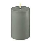 Eine LED Stumpenkerze von Deluxe Homeart in der Farbe Salbeigrün und in der Größe 15x10cm.