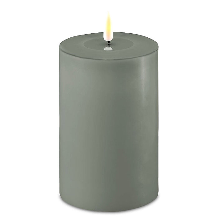 Eine LED Stumpenkerze von Deluxe Homeart in der Farbe Salbeigrün und in der Größe 15x10cm.