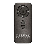 Eine schwarze Fernbedienung von "Deluxe Homeart" mit mehreren Knöpfen. Oben befindet sich ein runder Knopf für Timer-Einstellungen, beschriftet mit "2H", "4H", "6H", und "8H". Direkt darunter ist ein Ein/Aus-Symbol. Darunter befinden sich zwei dreieckige 