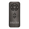 Eine schwarze Fernbedienung von "Deluxe Homeart" mit mehreren Knöpfen. Oben befindet sich ein runder Knopf für Timer-Einstellungen, beschriftet mit "2H", "4H", "6H", und "8H". Direkt darunter ist ein Ein/Aus-Symbol. Darunter befinden sich zwei dreieckige 