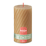 Eine Bolsius Rustik Ribbed Stumpenkerze in Haferbeige – 130 mm hoch, 68 mm Durchmesser, mit markanter Rillenstruktur.