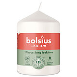 Eine Stumpenkerze von Bolsius mit den Maßen 80/58mm (H/DM) in der Farbe "Wolkiges Weiß".