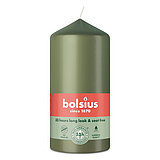 Eine Stumpenkerze von Bolsius mit den Maßen 120/58mm (H/DM) in der Farbe "Frische Olive".