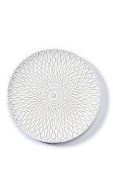 Ein rundes, weißes Keramiktablett mit einem filigranen, symmetrischen Muster, das von der Mitte nach außen verläuft. Das Design erinnert an feine, geschwungene Linien, die ein elegantes, organisches Muster bilden. Die subtile Textur und die dezente Farbge