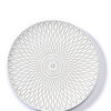 Ein rundes, weißes Keramiktablett mit einem filigranen, symmetrischen Muster, das von der Mitte nach außen verläuft. Das Design erinnert an feine, geschwungene Linien, die ein elegantes, organisches Muster bilden. Die subtile Textur und die dezente Farbge