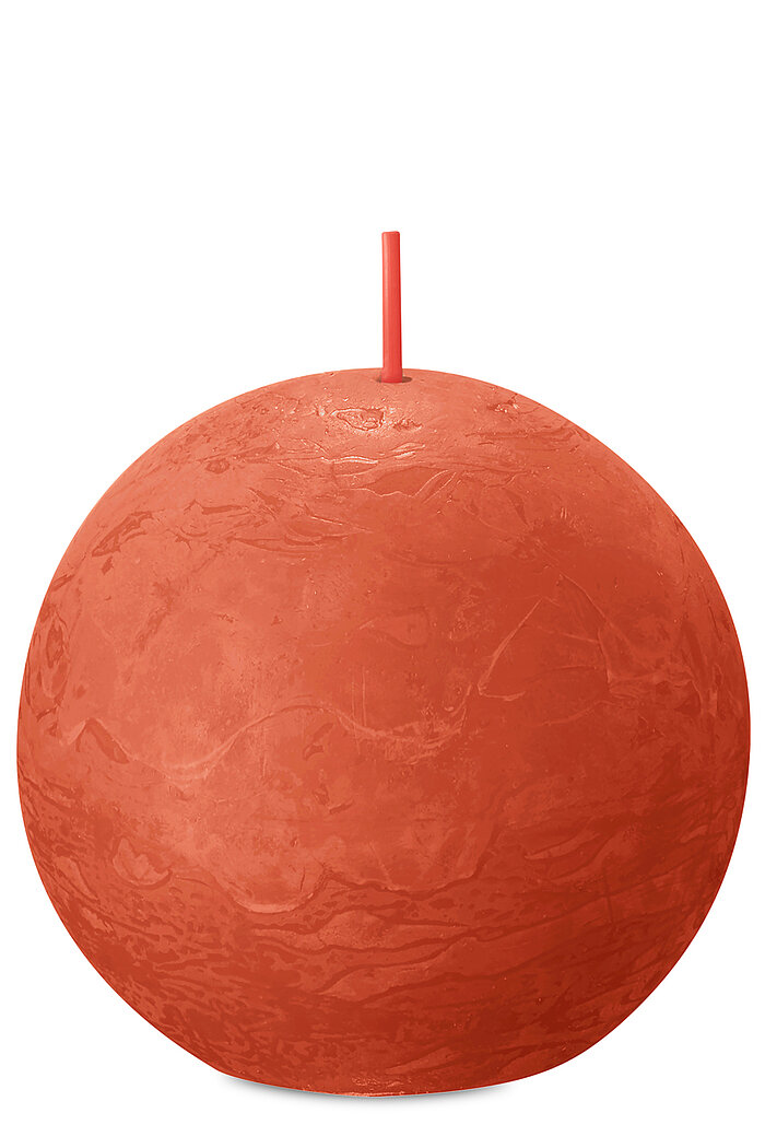 Eine Rustik Kugelkerze von Bolsius in der Farbe Herbstliches Orange mit einem Durchmesser von 7,6cm.