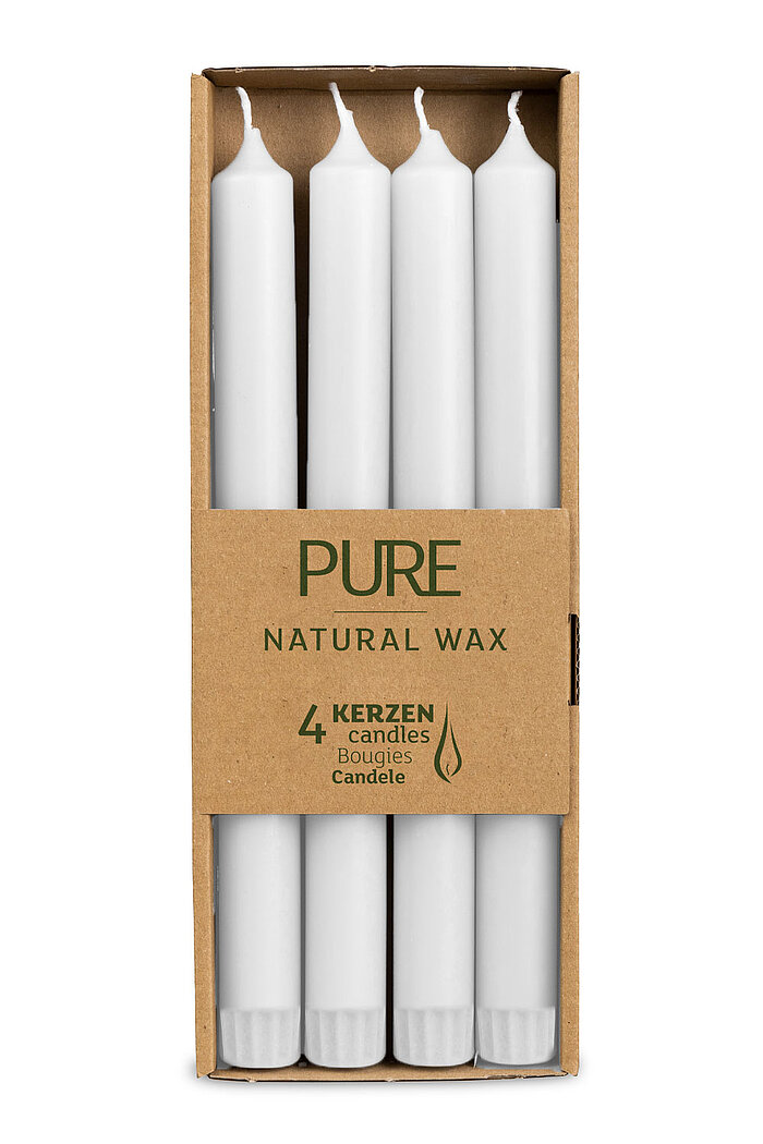 Vier Stabkerzen Pure Natural Wax von Richard Wenzel in der Größe 25x2,3cm in der Farbe Natur.