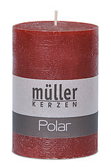 Eine Polar Stumpenkerze von Müller Kerzenfabrik in der Größe 10x6,8cm in der Farbe weinrot.