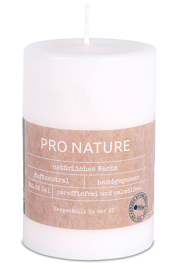 Eine Pro Nature Stearin-Stumpenkerze von Müller Kerzenfabrik in der Größe 10x6,8cm in der Farbe weiß.