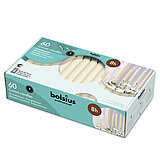 Das Bild zeigt eine Verpackung von Bolsius Tafelkerzen. Die Verpackung enthält 60 weiße Kronenkerzen, die eine Brenndauer von 8 Stunden haben. Auf der Verpackung sind mehrere brennende Tafelkerzen abgebildet, die eine warme und einladende Atmosphäre vermi