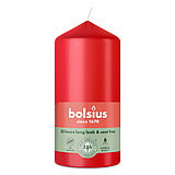 Eine Stumpenkerze von Bolsius mit den Maßen 120/58mm (H/DM) in der Farbe "Zartes Rot".