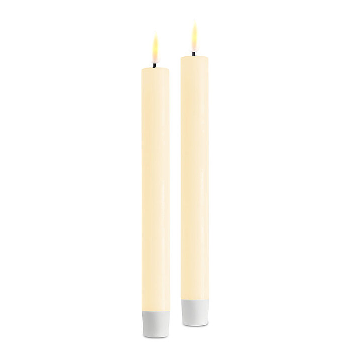 Zwei LED Stabkerzen von Deluxe Homeart in der Farbe Creme und in der Größe 24x2,2cm.