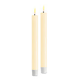 Zwei LED Stabkerzen von Deluxe Homeart in der Farbe Creme und in der Größe 24x2,2cm.