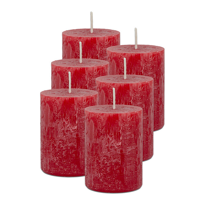 6 Stumpenkerzen von Decolite in der Größe 8x6cm in der Farbe rot.