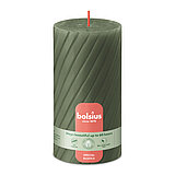 Eine Bolsius Rustik Ribbed Stumpenkerze in frischer Olive – 130 mm hoch, 68 mm Durchmesser, mit markanter Rillenstruktur.