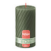 Eine Bolsius Rustik Ribbed Stumpenkerze in frischer Olive – 130 mm hoch, 68 mm Durchmesser, mit markanter Rillenstruktur.