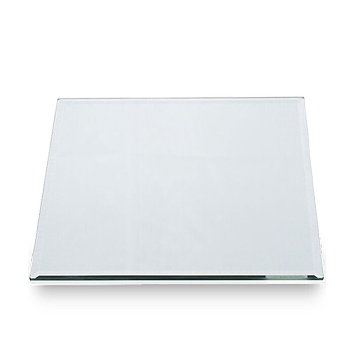 Ein quadratisches Stück klares Glas liegt flach vor einem weißen Hintergrund. Die Kanten des Glases sind geschliffen und glatt, und seine Oberfläche ist makellos und glänzend.