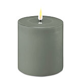 Eine LED Stumpenkerze von Deluxe Homeart in der Geruchssorte Salbeigrün und in der Größe 10x10cm.