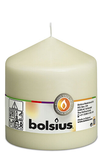 Eine Stumpenkerze in der Farbe Elfenbein mit den Maßen 100/98mm (H/DM) und 45h Brenndauer. Auf der Banderole ist der Markenname "Bolsius" abzulesen.
