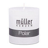 Eine Polar Stumpenkerze von Müller Kerzenfabrik in der Größe 7,5x6,8cm in der Farbe weiß.
