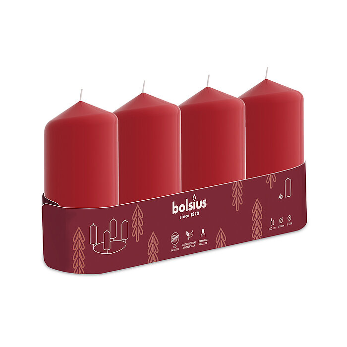 Ein 4er Pack Stumpenkerzen mit den Maßen 100/48mm (H/DM) in der Farbe Rot, in einem weihnachtlichen roten Karton mit "Bolsius" Schriftzug.