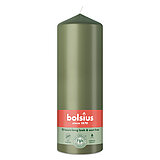 Eine Stumpenkerze von Bolsius mit den Maßen 200/68mm (H/DM) in der Farbe "Frische Olive".