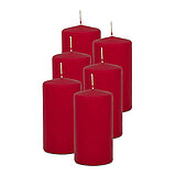6 Stumpenkerzen von Decolite in der Größe 13x7cm in der Farbe rot.