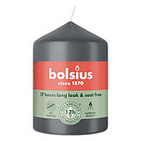 Eine Stumpenkerze von Bolsius mit den Maßen 80/58mm (H/DM) in der Farbe "Stürmisches Grau".