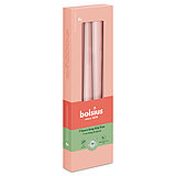 Ein 4er Pack Bolsius Spitzkerzen in der Farbe nebliges Rosa in einer rosa Schachtel mit Bolsius Schriftzug.