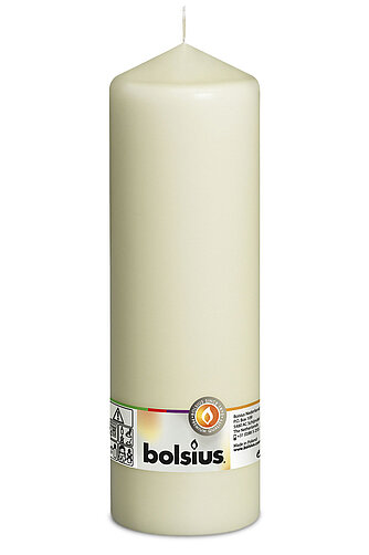Eine Stumpenkerze in der Farbe Elfenbein mit den Maßen 250/78mm (H/DM) und 111h Brenndauer. Auf der Banderole ist der Markenname "Bolsius" abzulesen.