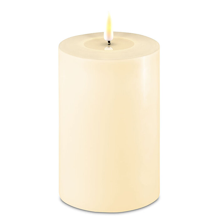 Eine LED Stumpenkerze von Deluxe Homeart in der Farbe Creme und in der Größe 15x10cm.