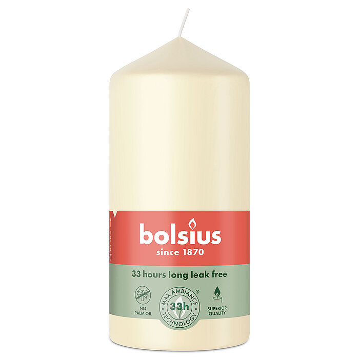 Eine Stumpenkerze von Bolsius mit den Maßen 120/58mm (H/DM) in der Farbe "Weiche Perle".