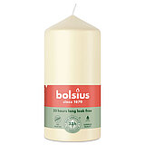 Eine Stumpenkerze von Bolsius mit den Maßen 120/58mm (H/DM) in der Farbe "Weiche Perle".