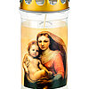 Eine weiße Gedenkkerze mit einem goldfarbenen Deckel, der mehrere runde Löcher hat. Auf der Kerze ist ein Bild gedruckt, das eine Madonna mit einem Kind darstellt. Die Madonna trägt ein rotes und blaues Gewand und hält das nackte Kind auf dem Arm. Der Hin