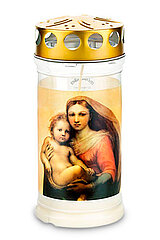 Eine weiße Gedenkkerze mit einem goldfarbenen Deckel, der mehrere runde Löcher hat. Auf der Kerze ist ein Bild gedruckt, das eine Madonna mit einem Kind darstellt. Die Madonna trägt ein rotes und blaues Gewand und hält das nackte Kind auf dem Arm. Der Hin