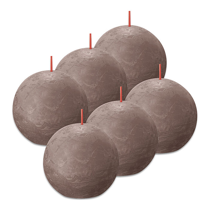 Sechs Rustik Kugelkerzen von Bolsius in der Farbe Rustikales Taupe mit einem Durchmesser von 7,6cm.