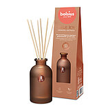 Ein Raumduft-Diffuser mit Rattanstäbchen aus braunem Milchglas mit der Duftrichtung "Oriental Softness". Im Hintergrund ist die Verpackung des Artikels mit Bolsius Schriftzug zu sehen.