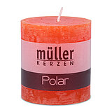 Eine Polar Stumpenkerze von Müller Kerzenfabrik in der Größe 7,5x6,8cm mit dem Geruch Mandarin.