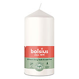 Eine Stumpenkerze von Bolsius mit den Maßen 120/58mm (H/DM) in der Farbe "Wolkiges Weiß".