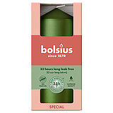 Eine Metallic Stumpenkerze von Bolsius mit den Maßen 120/58mm (H/DM) in der Farbe "Grün". Im Hintergrund ist nochmals die Kerze in einer eleganten, rosa Verpackung von Bolsius zu sehen.